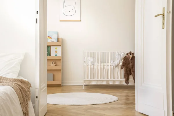 Elegante Dormitorio Interior Con Puerta Abierta Guardería Escandinava Con Cuna —  Fotos de Stock