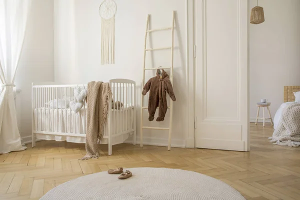 Runder Weißer Teppich Auf Dem Holzboden Eines Stilvollen Skandinavischen Kinderzimmers — Stockfoto