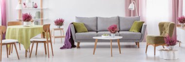 Ahşap sehpa tarafından gri salon yemek masası, gerçek fotoğraftaki dekor ve pastel perdeler ile kabin ile beyaz salon iç ayakta heather ve taze elma ile