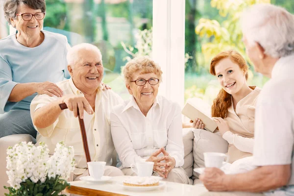 Happy Starších Lidí Pití Čaje Společenské Místnosti Domu Ošetřovatelské — Stock fotografie