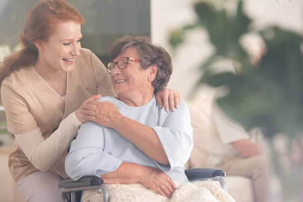 Infirmière Souriante Aidant Femme Âgée Heureuse Dans Fauteuil Roulant — Photo