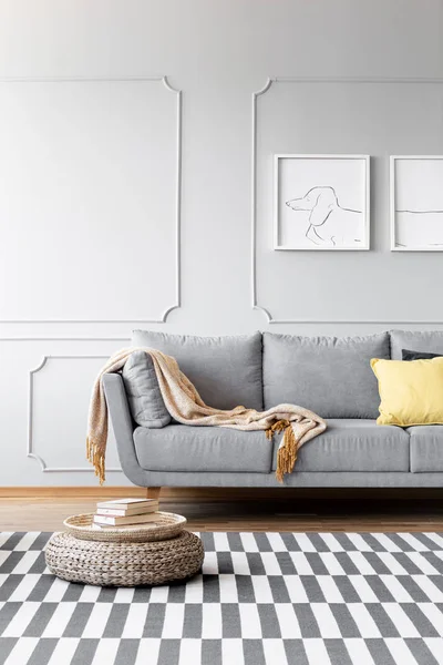 Pouf Sur Tapis Dans Salon Simple Intérieur Avec Des Affiches — Photo