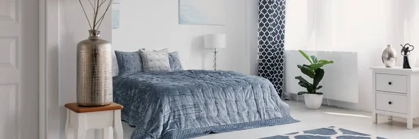 화이트 인테리어 파란색 침대에 베개에에서 화병의 파노라마 — 스톡 사진
