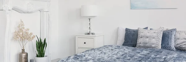식물과 침대에 방석과 화이트 인테리어에 캐비닛에 램프의 파노라마 — 스톡 사진