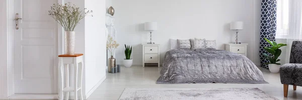 Panorama Plantas Poltrona Branco Elegante Interior Quarto Com Cama Cinza — Fotografia de Stock