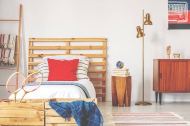 Şık yatak odası iç ahşap yatak ve antika mobilya, gerçek bir fotoğraf ile