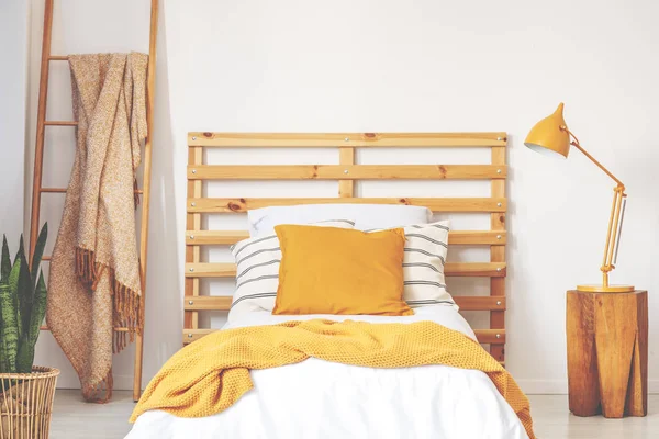 Gelbe Kissen Auf Holzbett Mit Decke Schlafzimmerinneren Mit Lampe Pflanze — Stockfoto