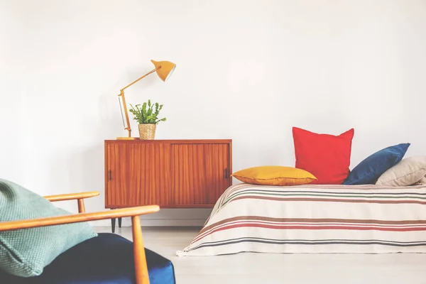 Спальня Хипстера Старинной Мебелью Красочными Постельными Принадлежностями — стоковое фото