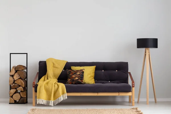 Log Kayu Samping Sofa Yang Nyaman Dengan Selimut Kuning Dan — Stok Foto