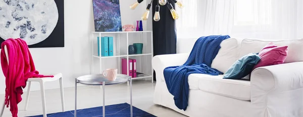 Blaue Und Rosa Decke Weißer Wohnungseinrichtung Mit Silbernem Tisch Zwischen — Stockfoto