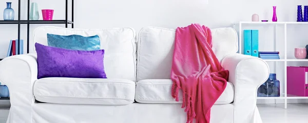 Белого Сета Розовым Одеялом Фиолетово Голубой Подушкой Интерьере Гостиной Настоящее — стоковое фото