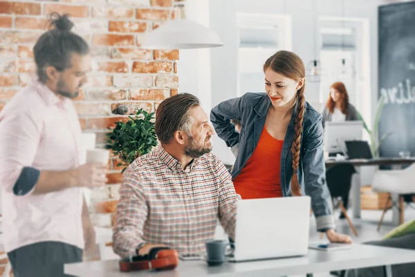 Başlangıç Proje Ekibi Office Ile Üzerinde Işadamı — Stok fotoğraf