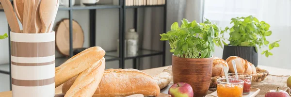 Panorama Sobre Albahaca Baguettes Sobre Mesa Con Manzanas Mermelada Interior — Foto de Stock