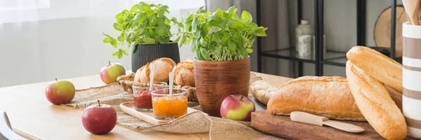 Panorama Elma Baget Ekmek Fesleğen Yemek Odası Ahşap Tablo Gerçek — Stok fotoğraf