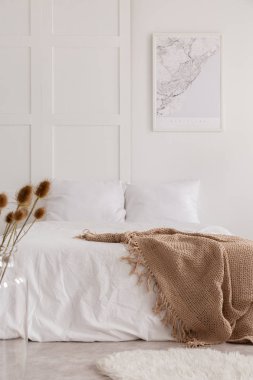 Beyaz yatak odası iç doğal malzemeler ve harita ile dikey görünüm duvardaki, gerçek bir fotoğraf