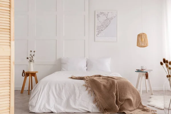 Kaart Muur Van Stijlvolle Slaapkamer Interieur Met Grote Witte Bed — Stockfoto