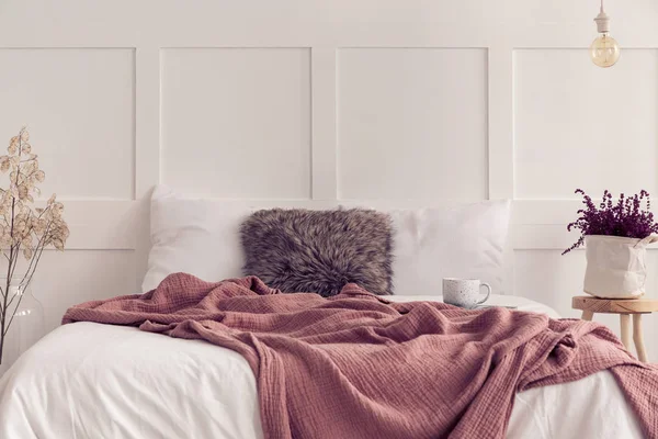 Kürklü Yastık Büyük Boy Yatağın Ortasında Beyaz Yatak Kirli Pembe — Stok fotoğraf