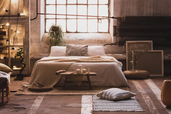 Oreiller Sur Tapis Près Banc Bois Dans Intérieur Chambre Loft — Photo