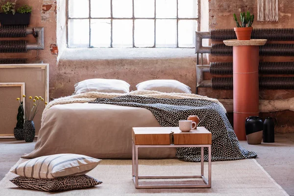 Holztisch Und Kissen Auf Teppich Industriellen Schlafzimmerinnenraum Mit Decke Auf — Stockfoto