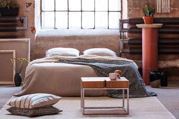 Kissen Und Holztisch Auf Weißem Teppich Hellen Schlafzimmerinnenraum Mit Decke — Stockfoto