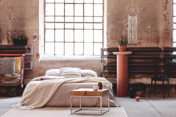 Table Bois Devant Lit Avec Couverture Dans Wabi Sabi Intérieur — Photo