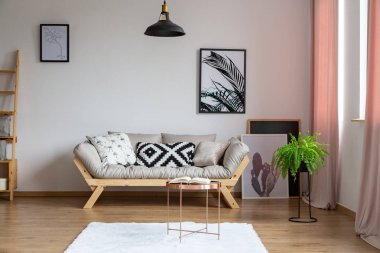 Bright kanepe yastık beyaz oturma odası iç poster, siyah lamba ve pastel pembe perdeler ile gerçek fotoğraf ile