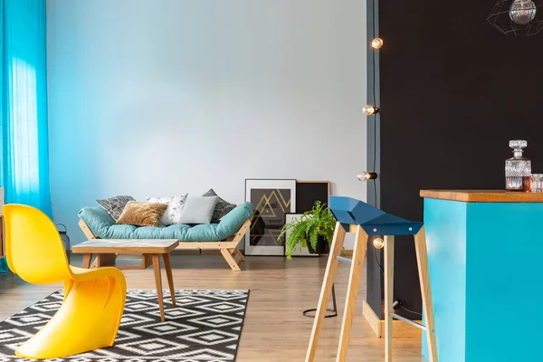 Eclectische Loft Ontwerp Met Stijlvolle Gele Stoel Comfortabele Bank Met — Stockfoto