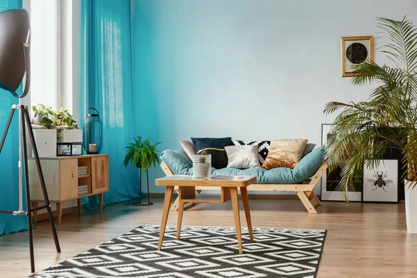 Cortinas Azules Muebles Madera Hermoso Interior Ecléctico Con Cómodo Sofá —  Fotos de Stock