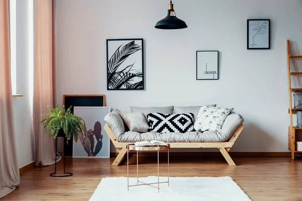 Travesseiro Modelado Sofá Escandinavo Interior Elegante Com Galeria Cartaz Foto — Fotografia de Stock