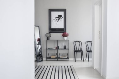 Modern ofis, gerçek fotoğraf kopya alanı ile bekleme odasında metal raf yukarıda siyah çerçeve göster