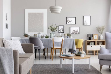 Zarif salon iç kanepe, karanlık halı, basit Galeri ve yemek masası tatil kutlaması gerçek fotoğraf için ayarla