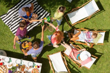 Tost ekmegi ve şezlong üzerinde Bahçe partisi sırasında rahatlatıcı arkadaş grubu üzerinde üstten görünüm