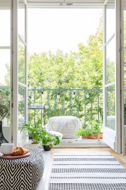 Dikey görünüm açık balkon kapısını, gerçek bir fotoğraf ile odası