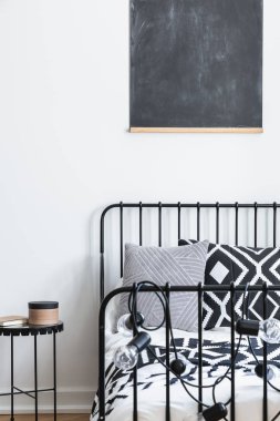 Blackboard dikey görünüm gençler siyah ve beyaz yatak odası duvar yatak tek kişilik metal yatakta, gerçek fotoğraf mockup ile desenli