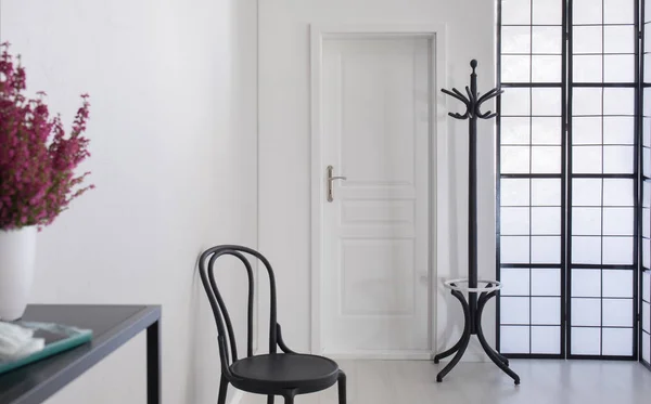 Černé Dřevěné Židle Bílé Chodbě Elegantní Byt Reálné Foto Kopie — Stock fotografie