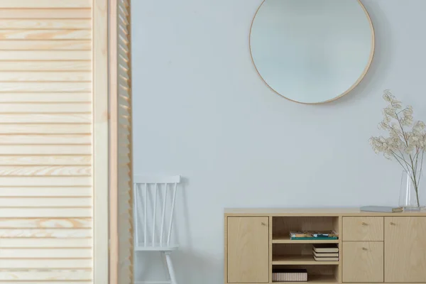 Cermin Bergaya Dinding Koridor Elegan Dengan Furnitur Kayu Foto Asli — Stok Foto