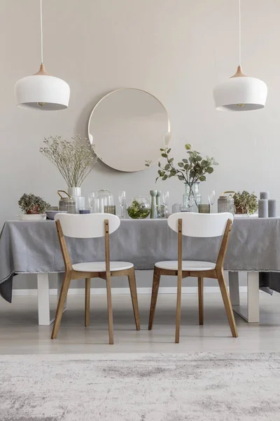 Witte Stoelen Aan Tafel Elegante Eetzaal Interieur Met Ronde Spiegel — Stockfoto