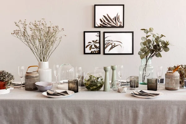 Zestaw Stołowy Eleganckim Rocznica Obiad Stojący Jasnej Jadalni Wnętrza Plakatów — Zdjęcie stockowe