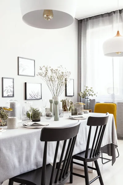 Cadeiras Pretas Mesa Com Utensílios Mesa Sala Jantar Interior Brilhante — Fotografia de Stock