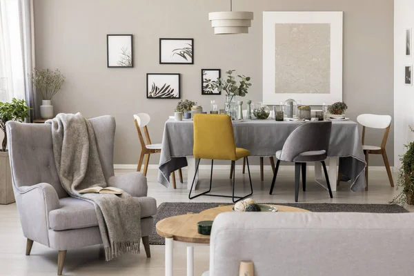Cobertor Poltrona Cinza Espaçoso Interior Sala Jantar Com Cadeiras Mesa — Fotografia de Stock