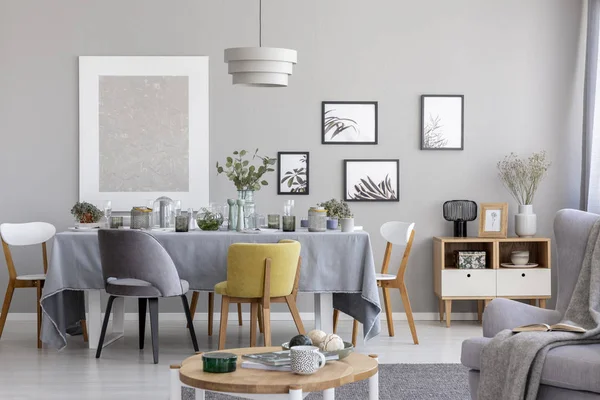 Stühle Tisch Mit Grauem Tuch Modernen Esszimmerinterieur Mit Postern Und — Stockfoto