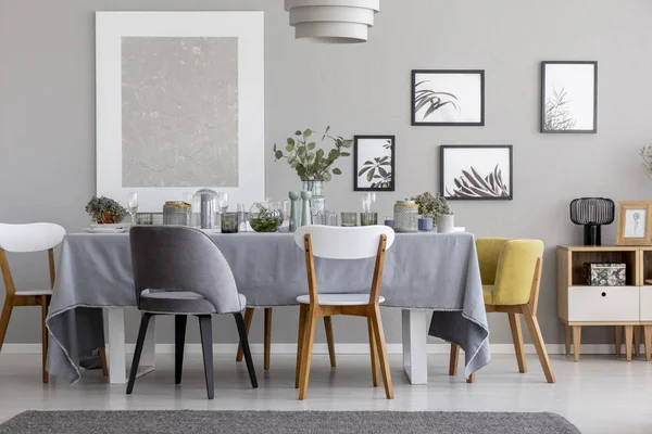 Cadeira Branca Cinza Amarela Mesa Com Utensílios Mesa Sala Jantar — Fotografia de Stock