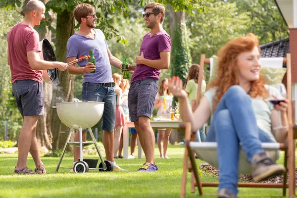 Männer Grillen Schaschlik Und Trinken Bier Während Einer Party Freien — Stockfoto