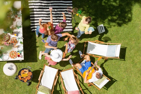 Vista Superior Sobre Grupo Pessoas Dançando Lado Espreguiçadeiras Jardim Durante — Fotografia de Stock