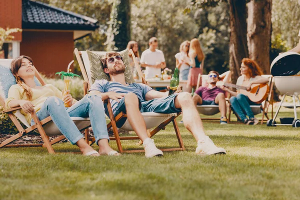 Lächelnde Freunde Relaxen Auf Sonnenliegen Bei Einer Party Garten — Stockfoto