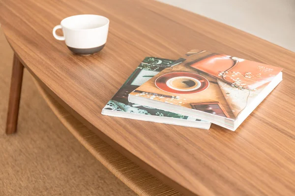 Dos Revistas Taza Café Vacía Mesa Madera Foto Real — Foto de Stock