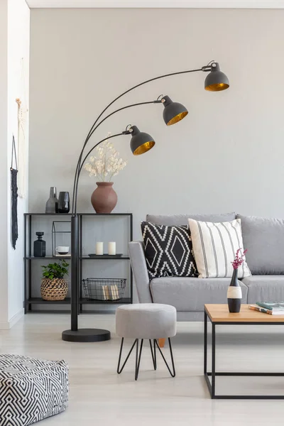 Foto Real Uma Lâmpada Moderna Lado Banquinho Sofá Interior Sala — Fotografia de Stock