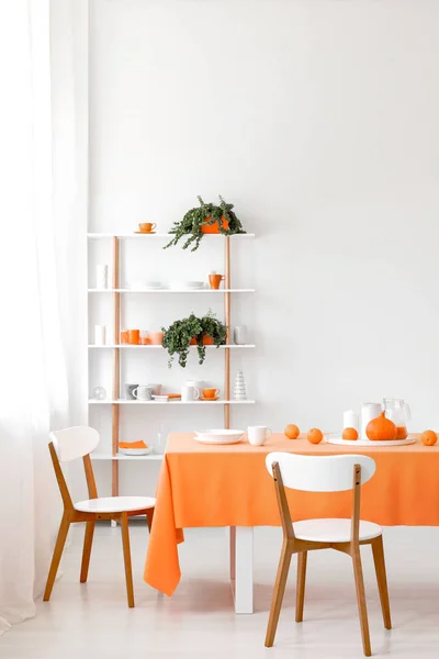 Foto Real Del Interior Del Comedor Blanco Con Pared Vacía — Foto de Stock