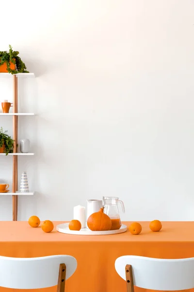 Gyümölcsök Narancssárga Tábla Belső Fehér Étkező Székek Másol Hely Falon — Stock Fotó
