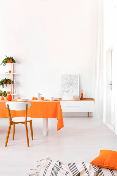 Dlouhý Stůl Oranžovou Látkou Talíře Ovoce Stojí Bílém Obýváku Interiéru — Stock fotografie